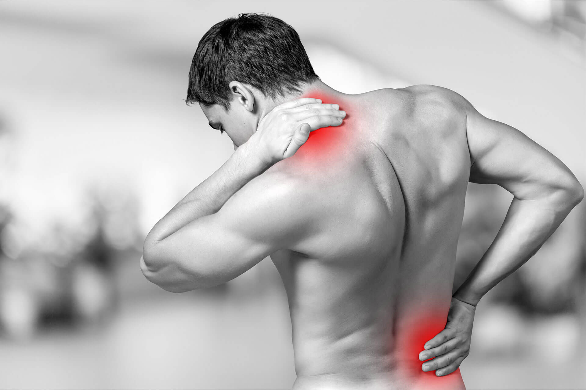 Mann mit Schmerzen bei der Schmerztherapie